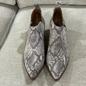 University Thread boots size 7.5